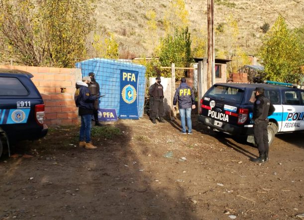 Allanamiento en Esquel por estafas telefónicas y secuestros virtuales en La Rioja